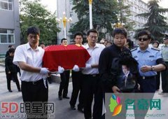 罗京墓地在哪多少钱 看见孩子抱着罗老师的遗像心