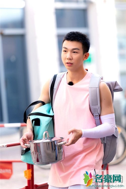 白举纲女朋友高艺榕 小白单纯人不错,关注中餐厅让小白火一次