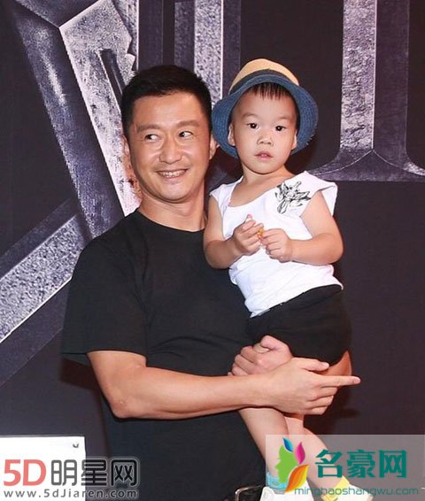吴京一共几个老婆孩子 找个主持人做老婆真幸福