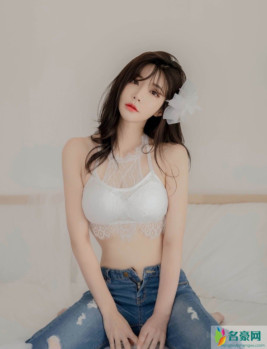韩国宅男女神前凸后翘床上写真