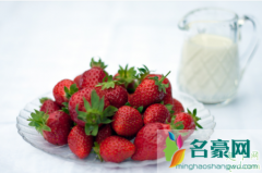 牛奶浇灌的草莓就是牛奶草莓吗 莓莓栽培技术