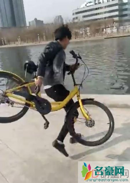 小伙为博眼球无下限 扔共享单车惹众怒