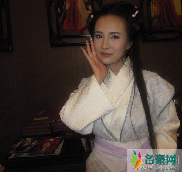 中国第一车模干露露资料及照片 干露露被人吸奶