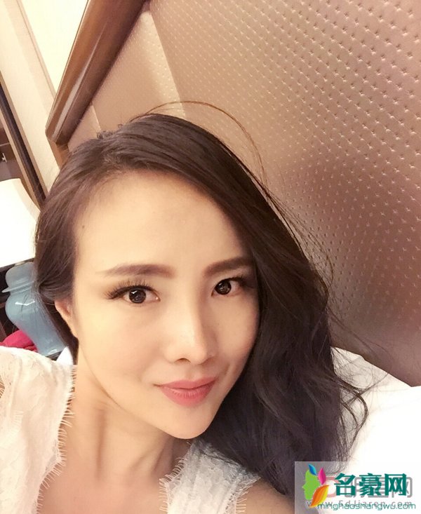 中国第一车模干露露资料及照片 干露露被人吸奶