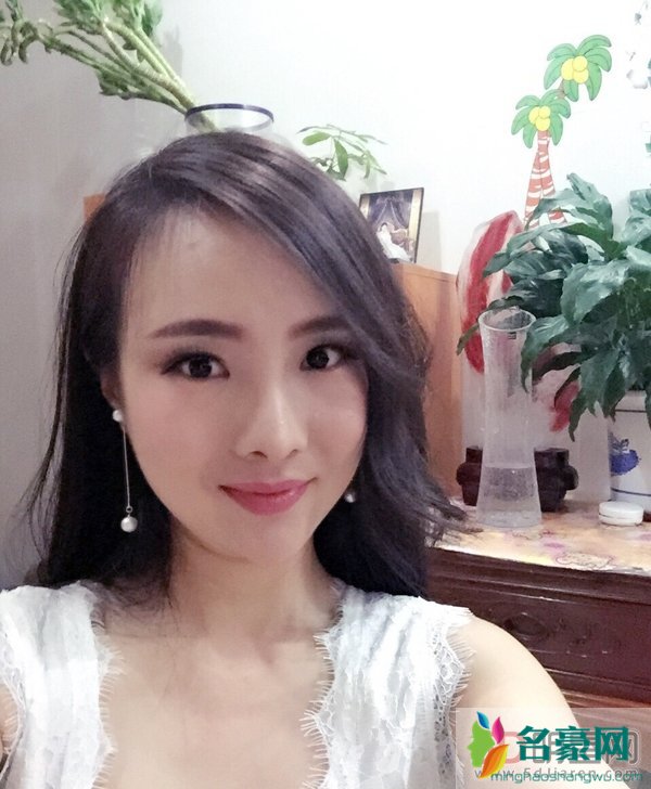 中国第一车模干露露资料及照片 干露露被人吸奶