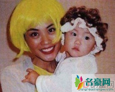 王菲为什么会生兔唇 吸烟比男人都厉害孩子会好才怪