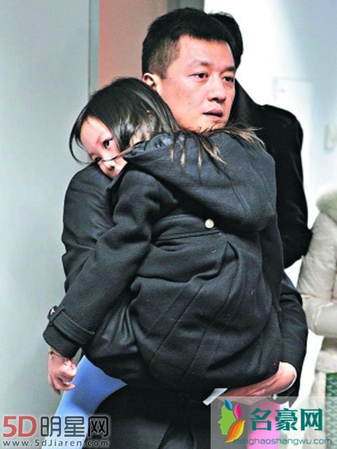 王菲为什么会生兔唇 吸烟比男人都厉害孩子会好才怪