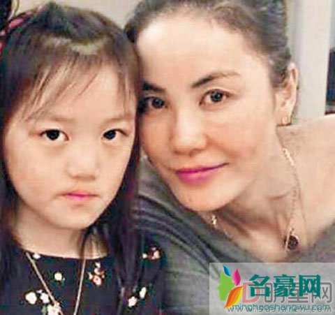 王菲为什么会生兔唇 吸烟比男人都厉害孩子会好才怪