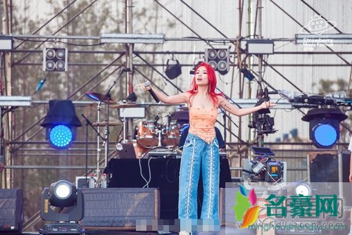 万妮达不带胸罩大尺度 喜欢万妮达的声音特别高级