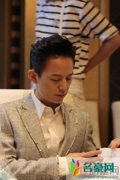 何炅私下真实人品天涯 何老师是个很温暖的人就是有点娘化