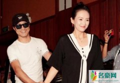 汪峰扶章子怡登台 嘴角上挂着幸福的笑容画面很温