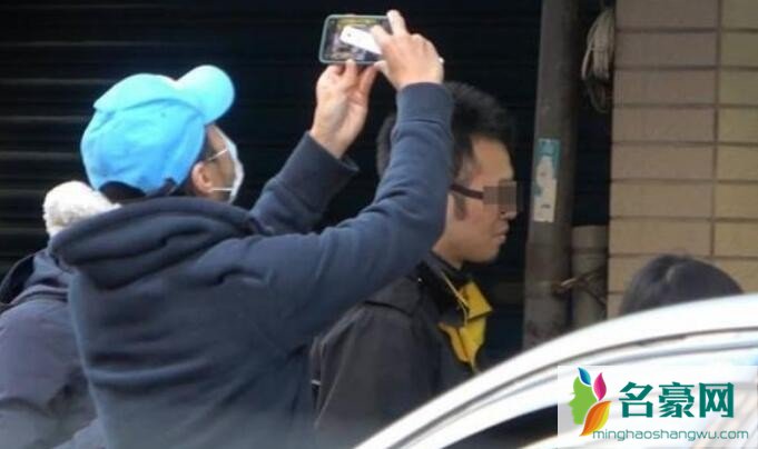 冯德伦逛菜市场