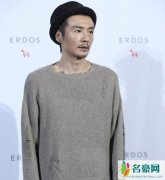 朴树被传离婚后亮相 穿灰色破洞流苏毛衣十分有范
