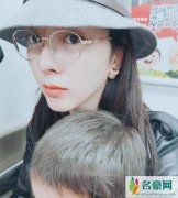 李思思带娃出街自拍 李思思抱着儿子如少女一般