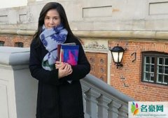 李若彤异国街头自拍 戴着大围巾包裹严实玩自拍