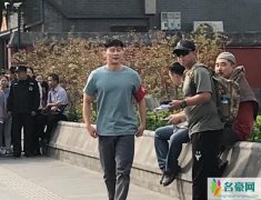 偶遇李晨街头拍戏 身体发福打扮朴素像路人大叔