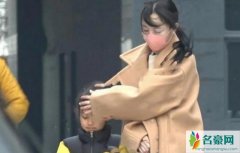 李小璐与母亲接甜馨放学 李小璐十分贴心关爱着甜