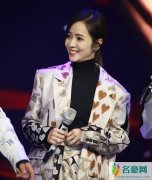 侯佩岑穿爱心西装 笑容灿烂不失甜美少女感十足