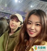 董璇现身JJ演唱会 与6万人大合唱秒变迷人