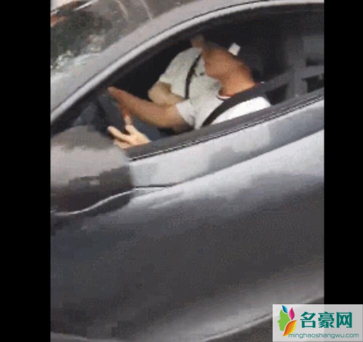郭麒麟驾豪车出行