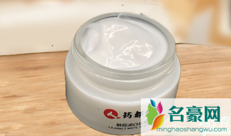 仁和祛斑霜可以和任何化妆品一起用吗 仁和祛斑霜可以祛痘印吗2