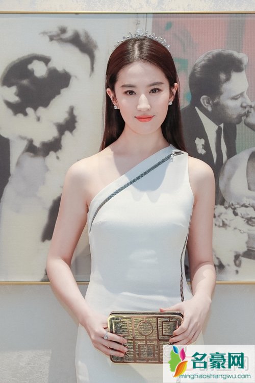刘亦菲当做瘦马养大 为什么明星的干爹都是有钱人呢