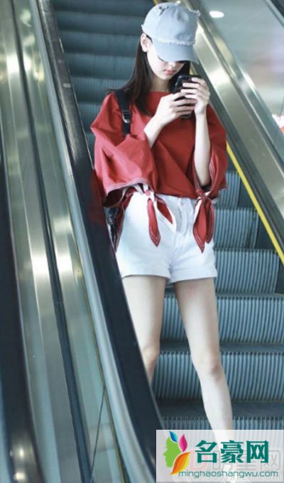 杜海涛摸陈都灵大腿? 这种满脸胶原蛋白的女生谁都会心动
