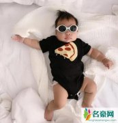 张歆艺儿子正面照 胖乎乎的脸蛋像极了袁弘