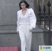 baby伦敦拍广告 穿白色西装帅气干练