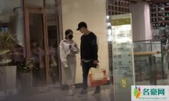 陈紫函否认怀孕传闻 全程手牵手十分恩爱甜蜜