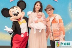 王祖蓝女儿中文名字曝光 一家三口与米奇老鼠开心
