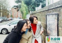 胡杏儿宣萱陈慧珊同框 三人在街头摆出pose合影