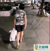 Kimi帮妈妈拎东西 网友直呼黑米哥哥长大了