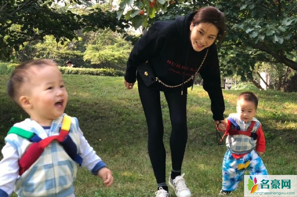 周美毅与双胞胎儿子照片