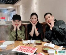 唐嫣与友人吃火锅 对着镜头捂脸甜笑宛如少女