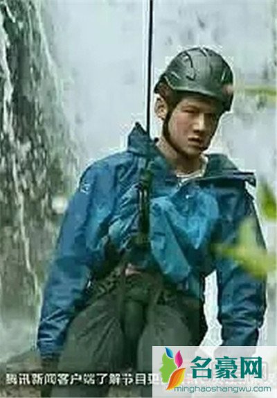荒野求生中白敬亭下面凸起图片 白敬亭吊威亚凸起事件照片