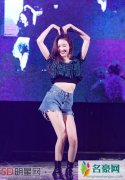 李宣美参加校庆被男子冲上台拥抱 背后却是温情一