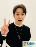朴有天罕见亲民直播 笑称要有强大精神才能面对镜