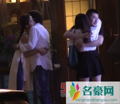 刘亦菲和干爹街头热吻 一看她干爹都是一脸色相