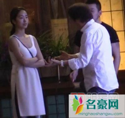 刘亦菲和干爹街头热吻 一看她干爹都是一脸色相