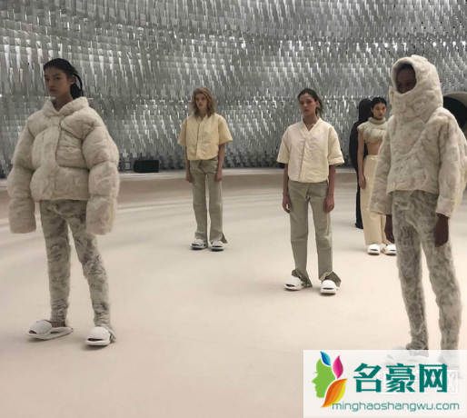 侃爷上脚新Yeezy 火山Yeezy 451拖鞋版本曝光