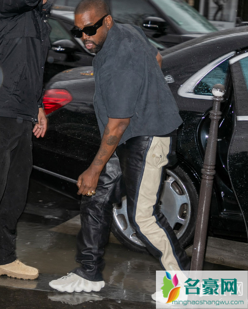 侃爷上脚新Yeezy 火山Yeezy 451拖鞋版本曝光