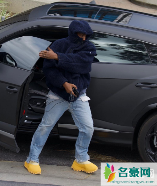 侃爷上脚新Yeezy 火山Yeezy 451拖鞋版本曝光