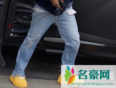 侃爷上脚新Yeezy 火山Yeezy 451拖鞋版本曝光