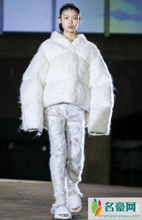 侃爷上脚新Yeezy 火山Yeezy 451拖鞋版本曝光