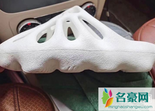 侃爷上脚新Yeezy 火山Yeezy 451拖鞋版本曝光
