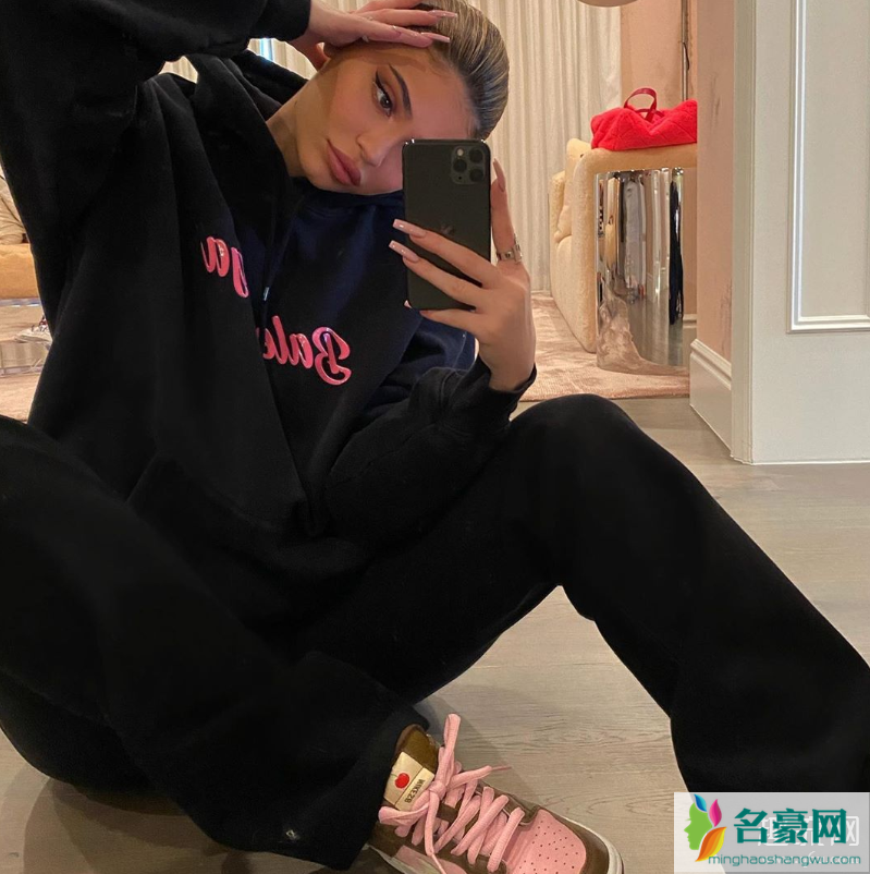 Kylie上脚 Stussy x Dunk SB Travis Scott与Kylie复合了吗