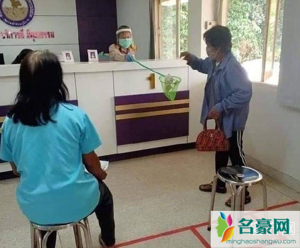 父爱如山体滑坡是什么意思 泰国父亲为孩子剪疫情期间发型是怎么回事