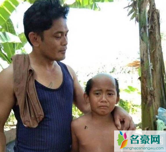 父爱如山体滑坡是什么意思 泰国父亲为孩子剪疫情期间发型是怎么回事