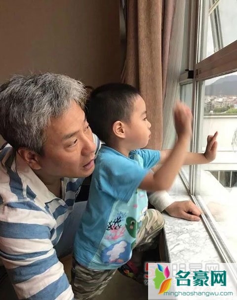 连奕名与陈实离婚后娶娇妻 负心人总借口说后面的是真爱?
